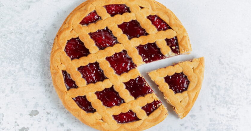 Crostata golosa: la deliziosa combinazione di ricotta e marmellata!